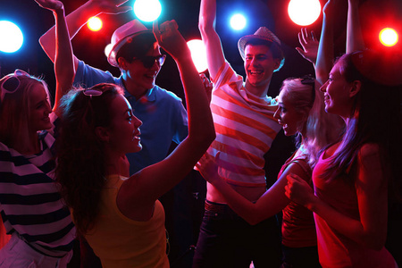 年轻人在聚会上跳舞很开心。