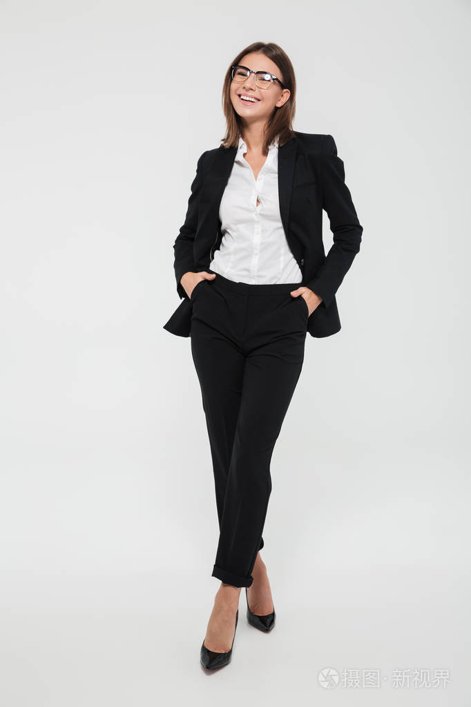 一个快乐开朗的女商人在西装全长肖像照片-正版商用图片0zu586-摄图新