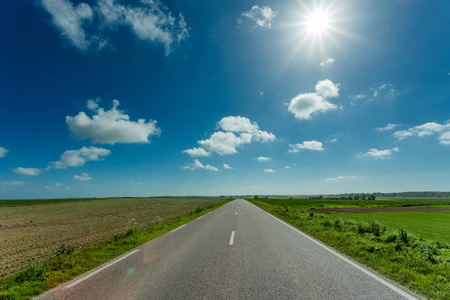 蓝天中的阳光,路网和交通理念的乡村景观照片