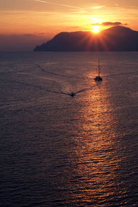 大海上的船和美丽的日落