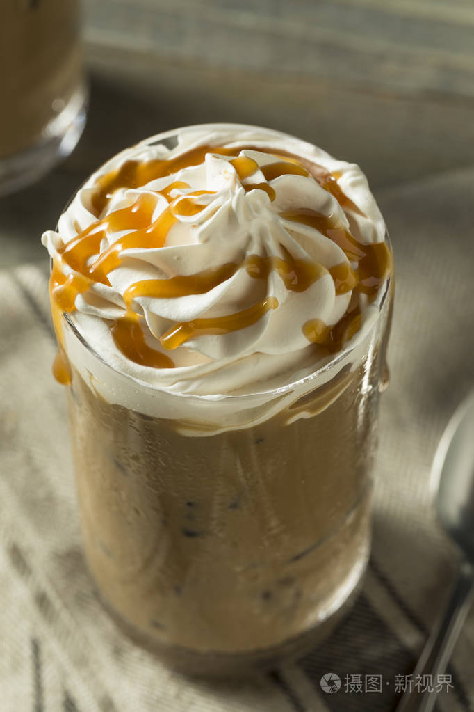 甜自制焦糖冰拿铁咖啡