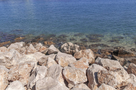 希腊 iseland 罗得岛海石和碧海背景的大前景