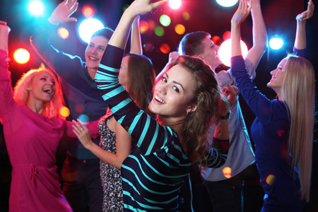 年轻人在聚会上跳舞很开心.照片