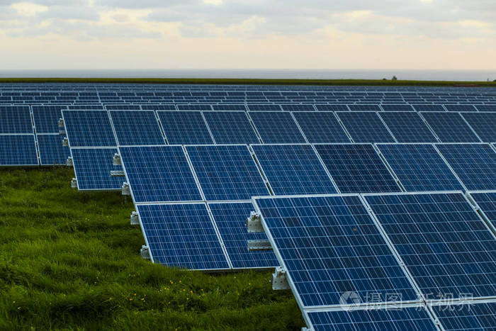 太阳帆板在日出与多云天空在诺曼底, 法国.