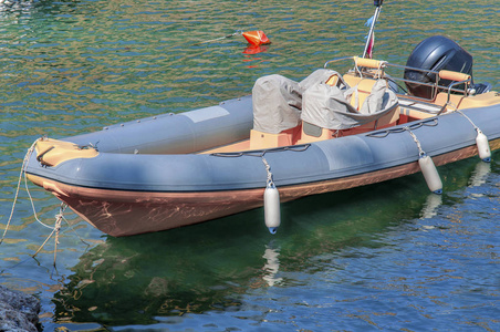 黄色的机动船图片