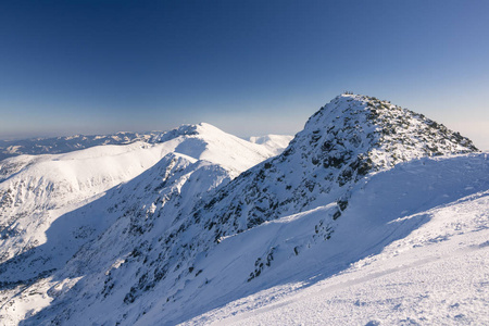 在斯洛伐克的滑雪胜地。高山 Tatras。Chopok 在晴朗的日子。美丽的风景