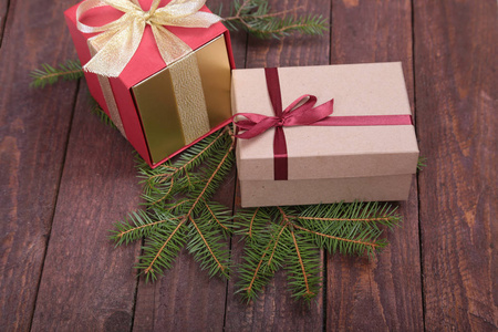 与在木板上的礼品盒圣诞枞树