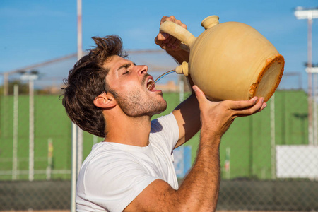 网球运动员从锅里喝水