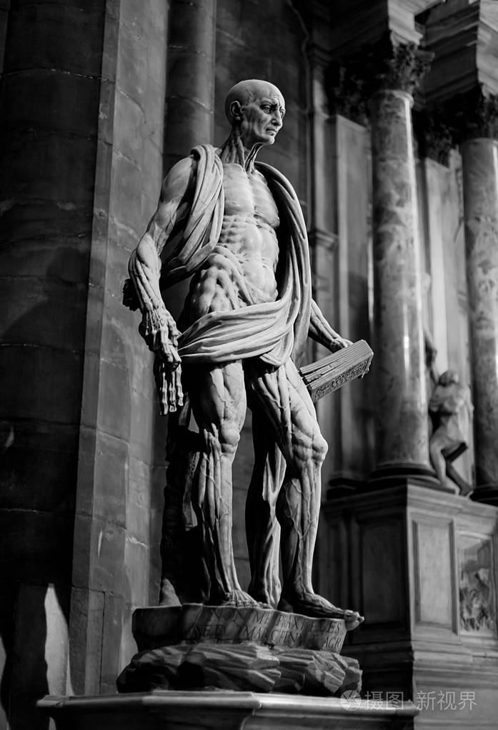 米兰大教堂的哥特式教堂雕像细节