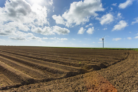 法国诺曼底农业领域的风力发电。可再生能源工业农业概念。环保型电力生产。调子