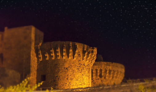 与中世纪城堡的令人不安的场面在晚上与干净的天空
