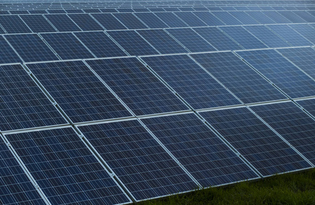 太阳帆板在日出与多云天空在诺曼底, 法国.