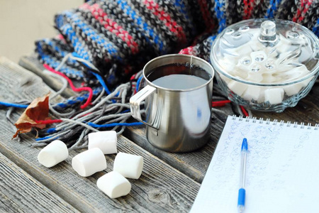 木桌上的美味茶和棉花糖