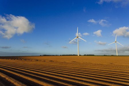 法国诺曼底一家发电发电厂的风力涡轮机。可再生能源的概念。农业领域。环保发电。色调