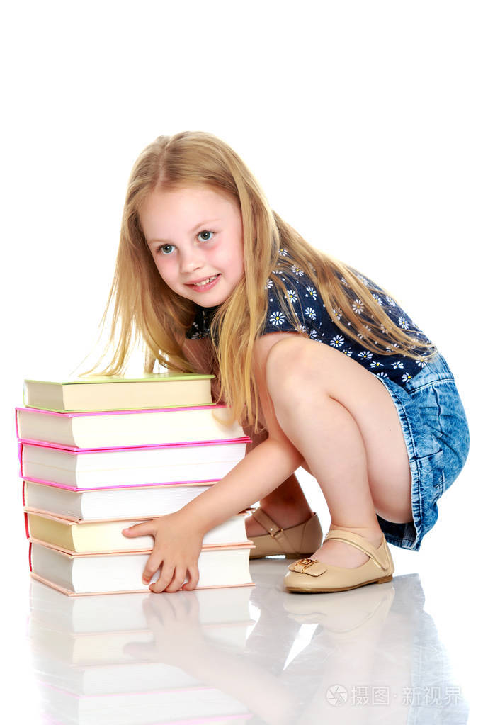 小女孩拿着一本书