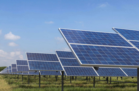 太阳能发电厂多晶硅太阳能电池阵列天空中的太阳吸收阳光利用光能从