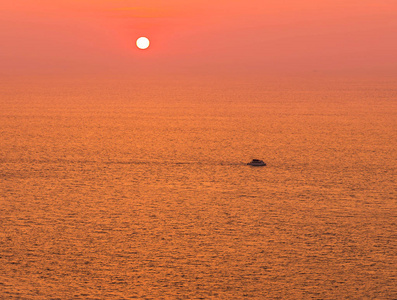 美丽的日落，在安达曼海的热带海滩上