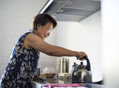 做饭妇女图片
