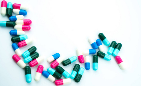 色彩艳丽的抗生素胶囊丸孤立与副本空间的白色背景上。耐药 抗菌药物使用与合理 卫生政策和医疗保险的概念