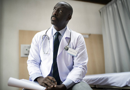 一位非洲裔医生在医院工作，照片原件