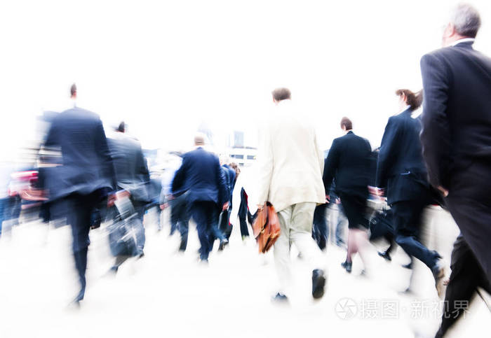 拥挤的人群在街上匆忙行走的模糊景象
