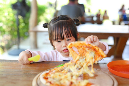 孩子的小女孩喜欢吃披萨