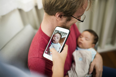 流动父亲与新生婴儿照片的照片图片