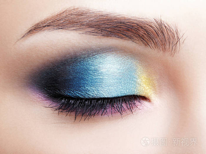 特写的微距镜头闭合的人类女性的眼睛.女孩完美