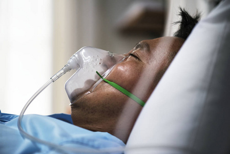 一个生病的亚洲男人在医院的原始照片照片