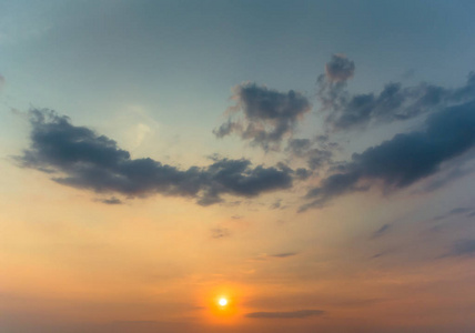 漂亮的夕阳的天空以云