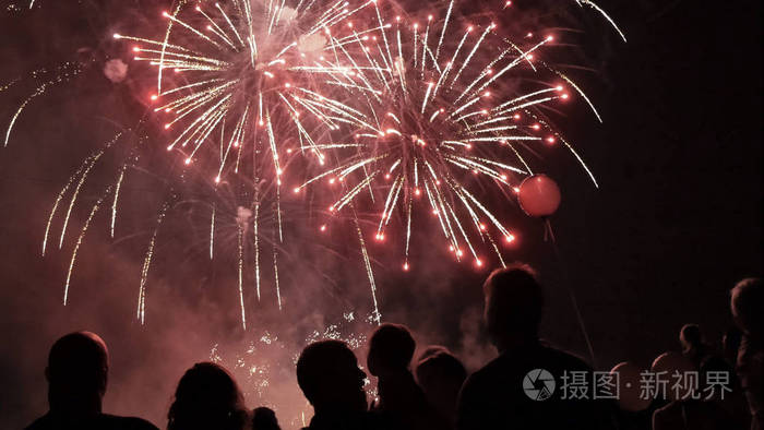 观看烟花的人群