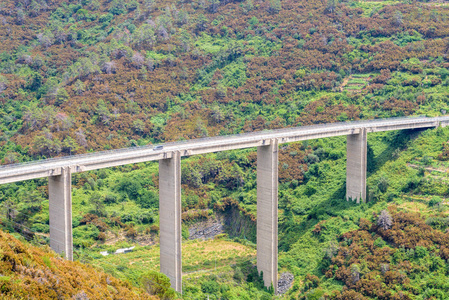 高铁路在山图片