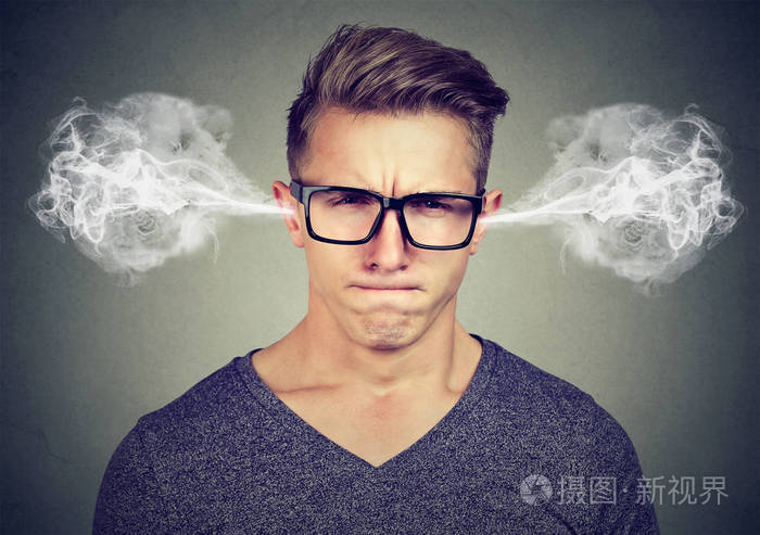 愤怒的人吹蒸汽出来的耳朵约有神经衰弱