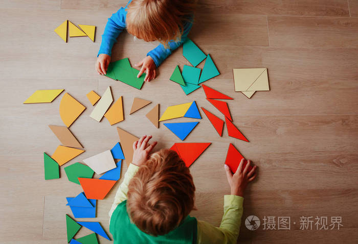 孩子们玩拼图教育理念