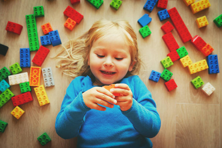 可爱的小女孩玩塑料积木