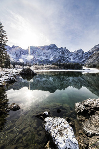 第一场雪在山下湖