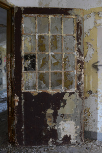 一栋废弃建筑的门