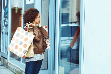 美丽的女人在 Shoppping