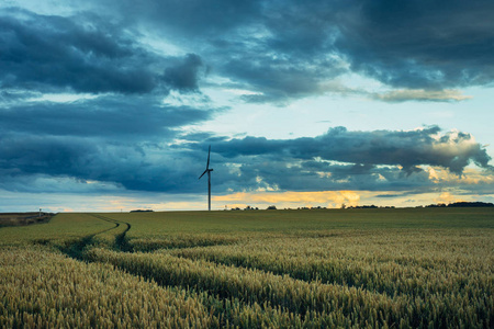 法国诺曼底绿色农田发电用风力涡轮机。可再生能源工农业概念。环保能源生产