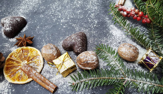 圣诞背景雪冷杉树, 坚果和 gingerbreads