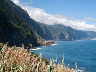 圣维森特地区在葡萄牙马德拉岛的北部海岸线的视图