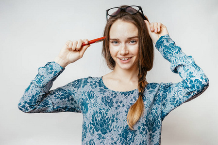 女人用手显示疯狂的手势, 傻瓜