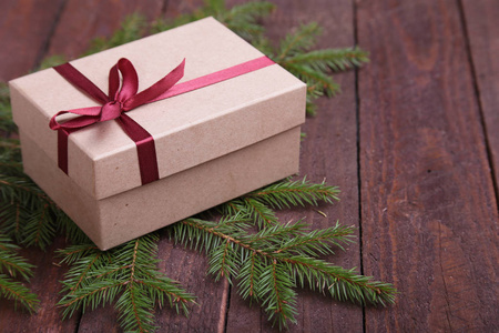 与在木板上的礼品盒圣诞枞树