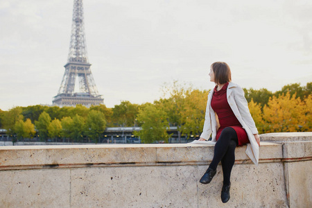 在明亮的秋天天巴黎的年轻妇女
