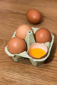 橡木背蛋盒中生鸡蛋的近距离观察