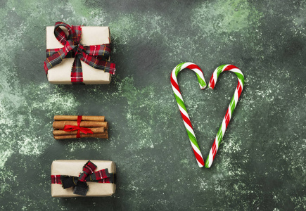 圣诞礼物盒和心脏从糖果手杖在 g