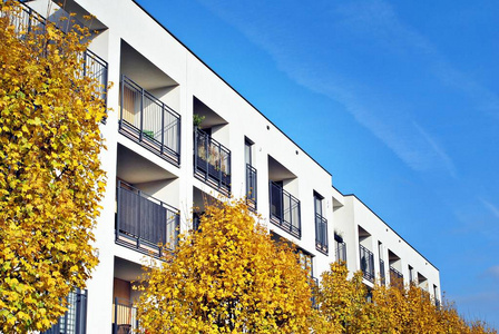 现代公寓建筑在阳光明媚的日子里有蓝天