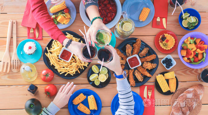 顶视图一群人一起吃晚饭坐在木桌