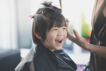 微笑的男孩在理发店可爱的亚洲男孩在理发店理发照片