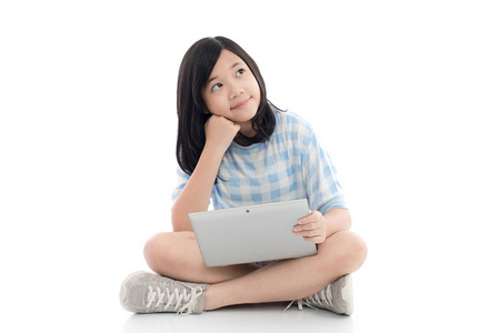 快乐的亚洲女孩，笔记本电脑思维孤立于白色背景